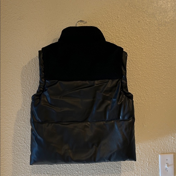 BearPaw Black Puffer Vest - Picture 6 of 9